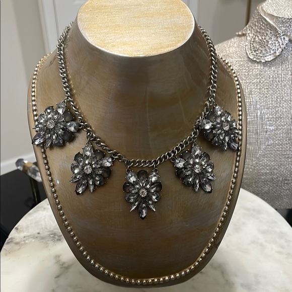 Elegant Silver Floral Necklace - Picture 2 of 9